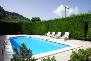 奥尔迪诺拉普朗达酒店的山 ⁇ 旁带躺椅的游泳池