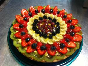 韦尔巴尼亚诺瓦拉酒店的桌上的盘子上带水果的蛋糕