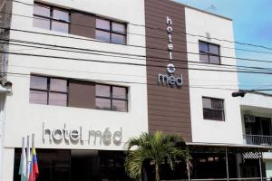 麦德林Hotel Med 70的标有酒店模提奇标志的建筑