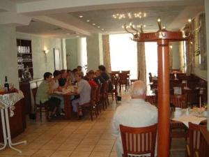 Kirchhain黑森州霍夫酒店的一群坐在餐厅桌子上的人