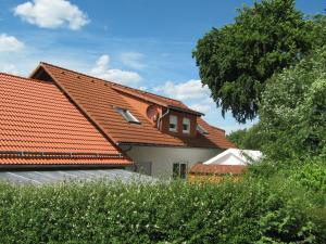 科尔巴赫Ferienwohnung Sauerland Panorama的橙色瓦屋顶度假屋