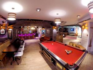 蒙特利尔M蒙特利尔旅馆的一间设有台球桌和酒吧的客房