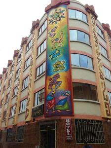 拉巴斯Hotel Nuevo Sol的一面有大画的建筑
