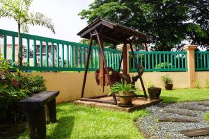 大雅台大雅台查明度假屋的院子内的一个游乐场,设有长凳和围栏