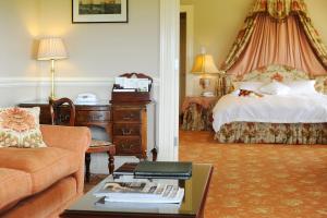 亚拉格林Chateau Yering的酒店客房,配有床和沙发