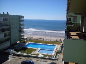 马塔拉斯卡尼亚斯Apartamento Naturaleza Virgen的享有游泳池和海滩的景色