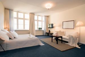 Carlstadt Suites Düsseldorf客房内的一张或多张床位
