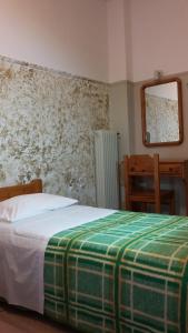 雅典阿尔玛酒店的卧室配有一张床,墙上设有镜子