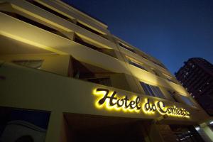 若阿萨巴Hotel do Comércio的建筑一侧的酒店标志