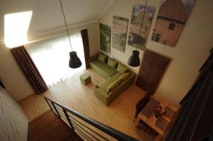 久洛Almásy Apartmanház Gyula的享有带绿色沙发的客厅的顶部景色。