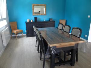 LabassèreLabassere的一间带木桌和椅子的用餐室