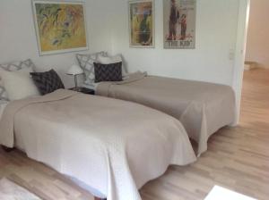 KjellerupLundgaarde Bed & Breakfast的两张睡床彼此相邻,位于一个房间里