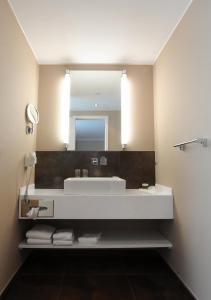 派内舍纳酒店和餐厅的一间带水槽和镜子的浴室