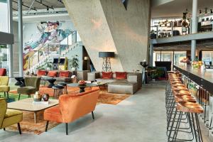 阿姆斯特丹Sir Adam Hotel, part of Sircle Collection的带沙发和椅子的大堂以及酒吧