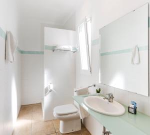 Jesus Pobre莫林斯特雷斯青年旅馆的白色的浴室设有水槽和卫生间。