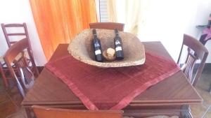 埃武拉Évora Romana Alojamentos T3 Cartuxa的一张木桌,上面放有两瓶葡萄酒