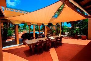 克拉伦代克古德度假村的一个带桌椅的大伞下的露台