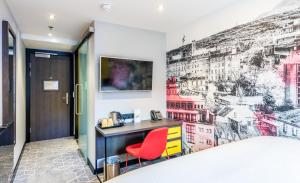 爱丁堡KM Hotel的一间拥有城市壁画的卧室
