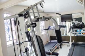 马卡帕Atalanta Hotel的一间带跑步机的健身房