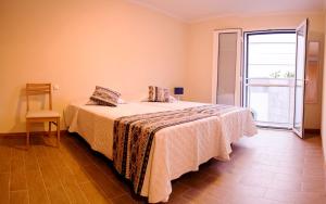 丰沙尔马德拉老城公寓的一间卧室设有一张床和一个大窗户