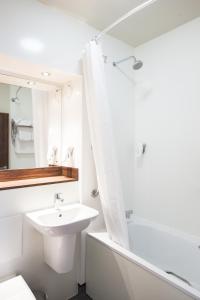 布里德灵顿Lobster Pot, Bridlington by Marston's Inn的白色的浴室设有水槽和淋浴。
