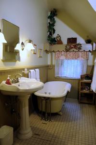 南本德The Oliver Inn的带浴缸和盥洗盆的浴室