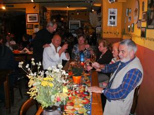 莱茵河畔洛尔希罗斯勒酒庄酒店的一群人坐在餐馆的桌子旁