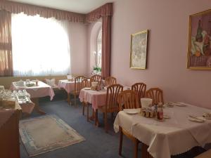 纽伦堡加尔尼凯穆尔酒店的一间带桌椅的用餐室和窗户。