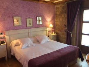 金塔纳尔德拉谢拉Posada Las Mayas的一间卧室设有一张紫色墙壁的大床