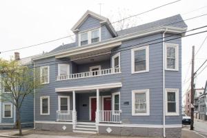 塞伦塞勒姆公寓的街上有一道带红色门的蓝色房子