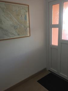 波弗加纳Apartments Vidovic的隔壁墙上有地图的房间