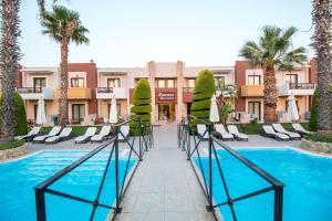 罗德岛卡利地亚斯塔维罗斯梅拉斯隆公寓旅馆的一个带游泳池和棕榈树的度假村