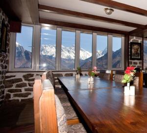 KongdeMountain Lodges of Nepal - Kongde的一间享有山景的带桌子的用餐室