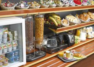 布朗斯雅嘉娜市阿尔比盖亚克酒店的装满食物和其他食物的架子