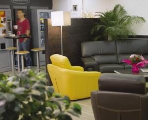布朗斯雅嘉娜市阿尔比盖亚克酒店的客厅配有黄色椅子和沙发