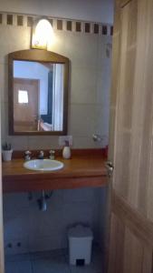 拉安戈斯图拉镇Villa Ålborg的一间带水槽和镜子的浴室