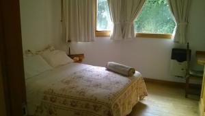 拉安戈斯图拉镇Villa Ålborg的一间卧室设有一张床和一个窗口