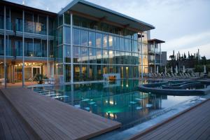 巴多利诺Aqualux Hotel Spa Suite & Terme的一座建筑前面设有游泳池