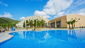 木州县蒙坦假日莫绍酒店的大楼前的大型游泳池