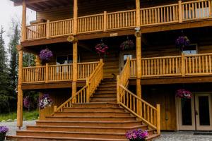 帕尔默阿拉斯加娜提派住宿加早餐旅馆的一座带楼梯和鲜花的大型木屋