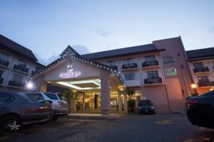 瓜拉丁加奴斯里马来西亚瓜拉丁加奴酒店的停车场内有车辆的旅馆