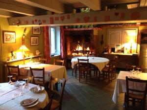 Les Rouges-Eaux奥尔博格夏洛特旅馆的一间带桌椅和壁炉的餐厅