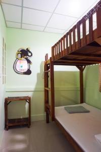 曼谷兹利普63旅舍 的一间卧室配有双层床和镜子