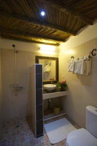 济金绍尔卡迪安多玛泽酒店的一间带水槽、卫生间和镜子的浴室