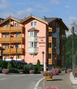 安达洛罗察加尼酒店的粉红色的建筑,在街上设有阳台