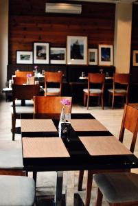 廷布卡齐尔廷布酒店的用餐室配有桌椅和桌椅