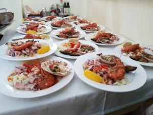 索托马里纳Stella del Mare的一张桌子上放着许多盘子的食物