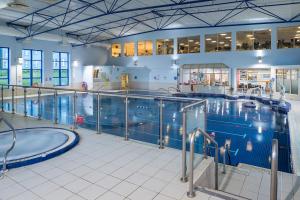 卡斯尔巴布拉菲酒店加Spa的一座位于中间的大型游泳池,游泳池设有浴缸