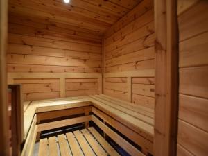 VerpréDuplex Chalet in Rendeux Ardennes with Sauna and Terrace的小木屋内的木制桑拿浴室