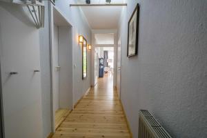 赛巴特班森Ferienwohnungen Proll的走廊上铺着木地板